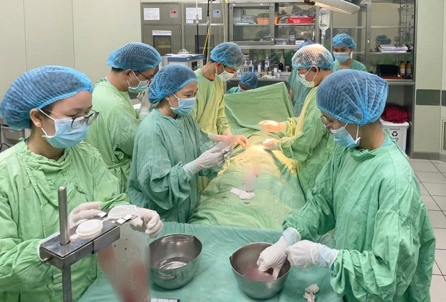 Chị gái 11 tuổi san sẻ sự sống cho em