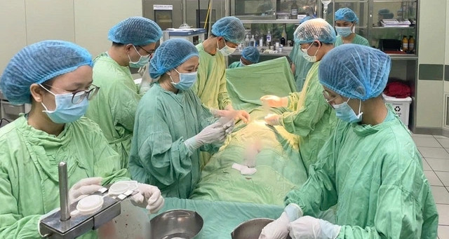 Chị gái 11 tuổi san sẻ sự sống cho em