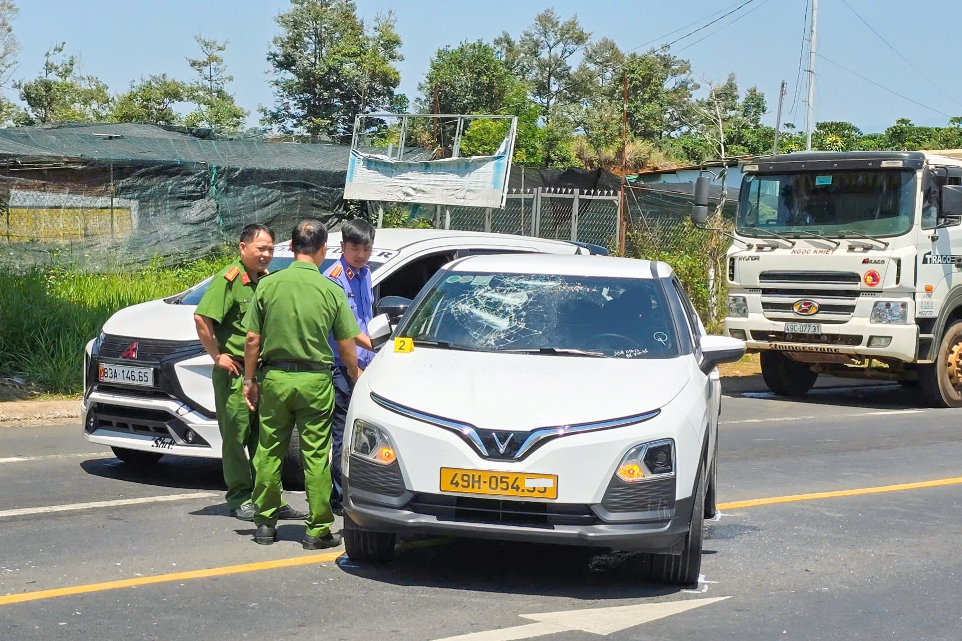 Chồng lái ô tô đuổi theo, đập phá taxi chở vợ