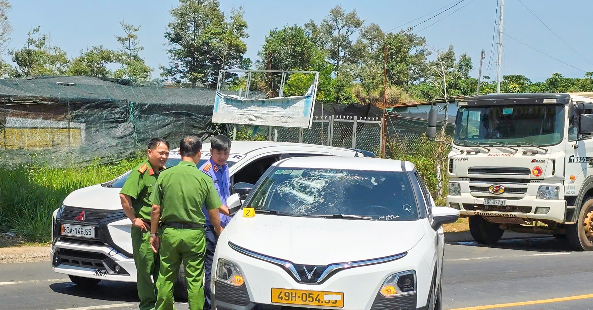 Chồng lái ô tô đuổi theo, đập phá taxi chở vợ