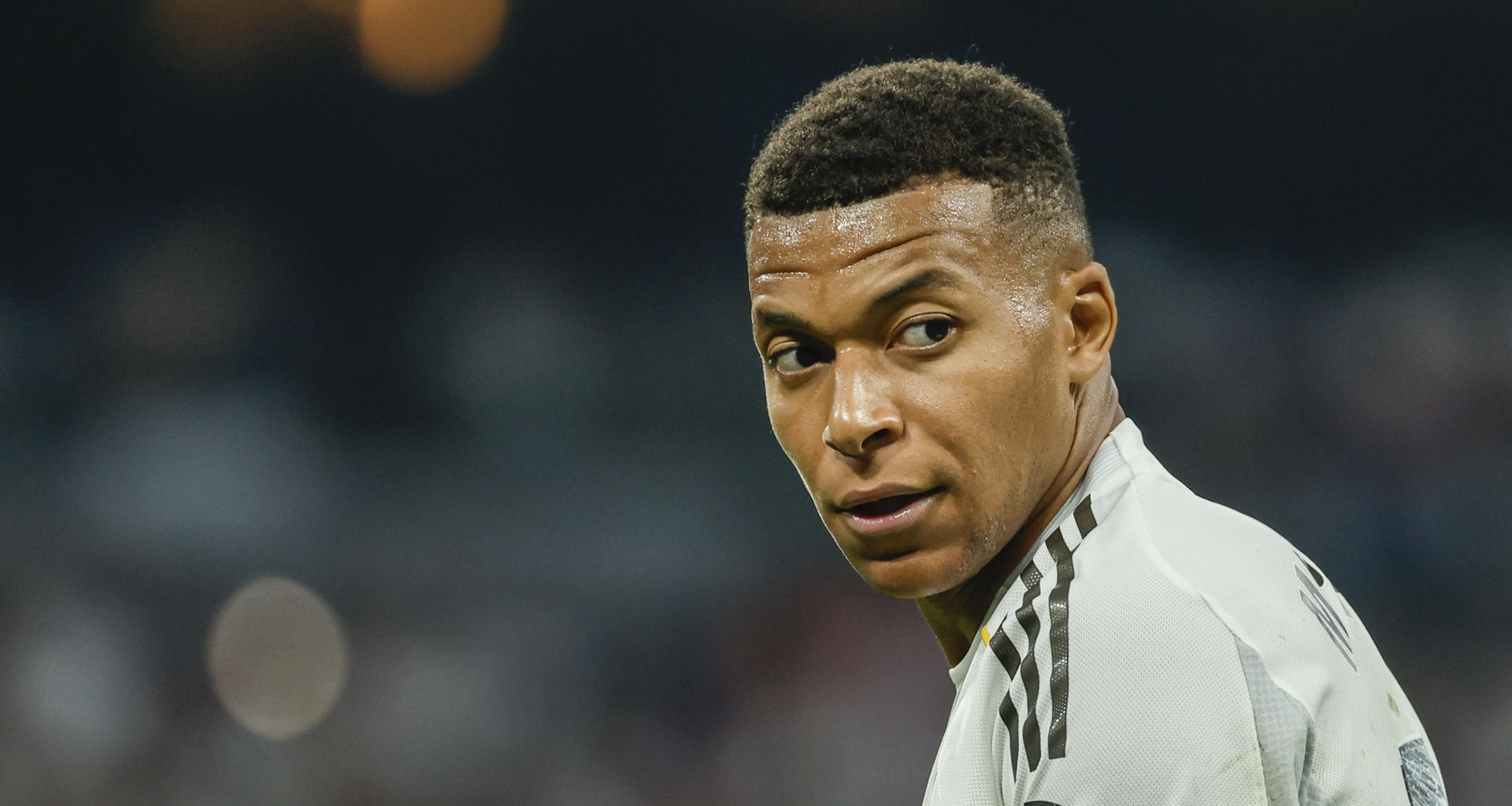 Chuyện khó tin: Bác sĩ Real Madrid điều trị... nhầm chân Mbappe