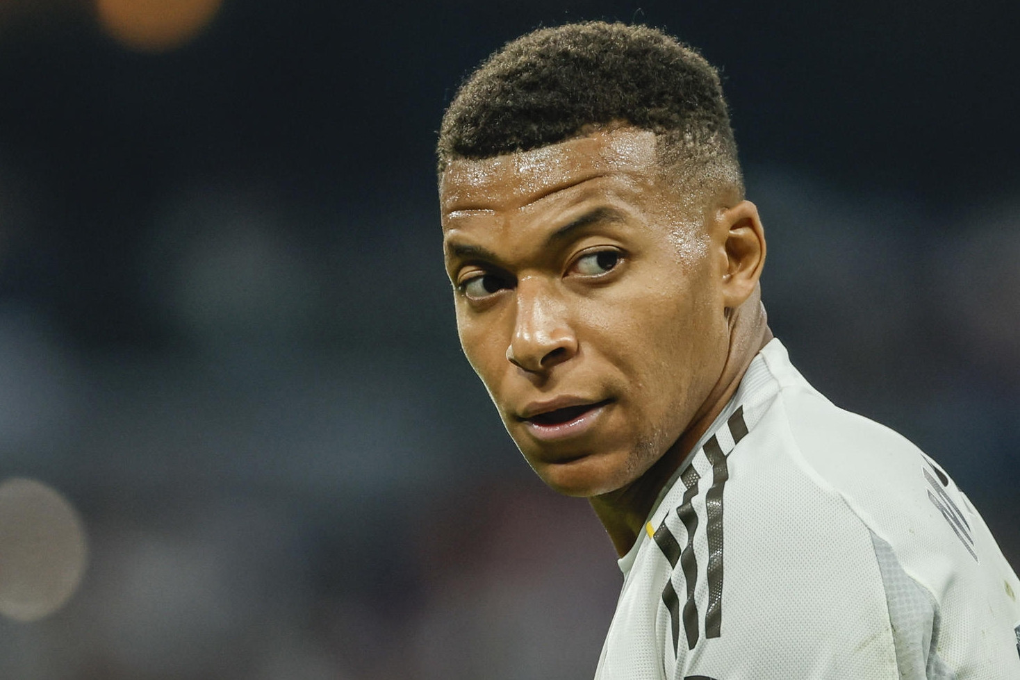Chuyện khó tin: Bác sĩ Real Madrid điều trị... nhầm chân Mbappe