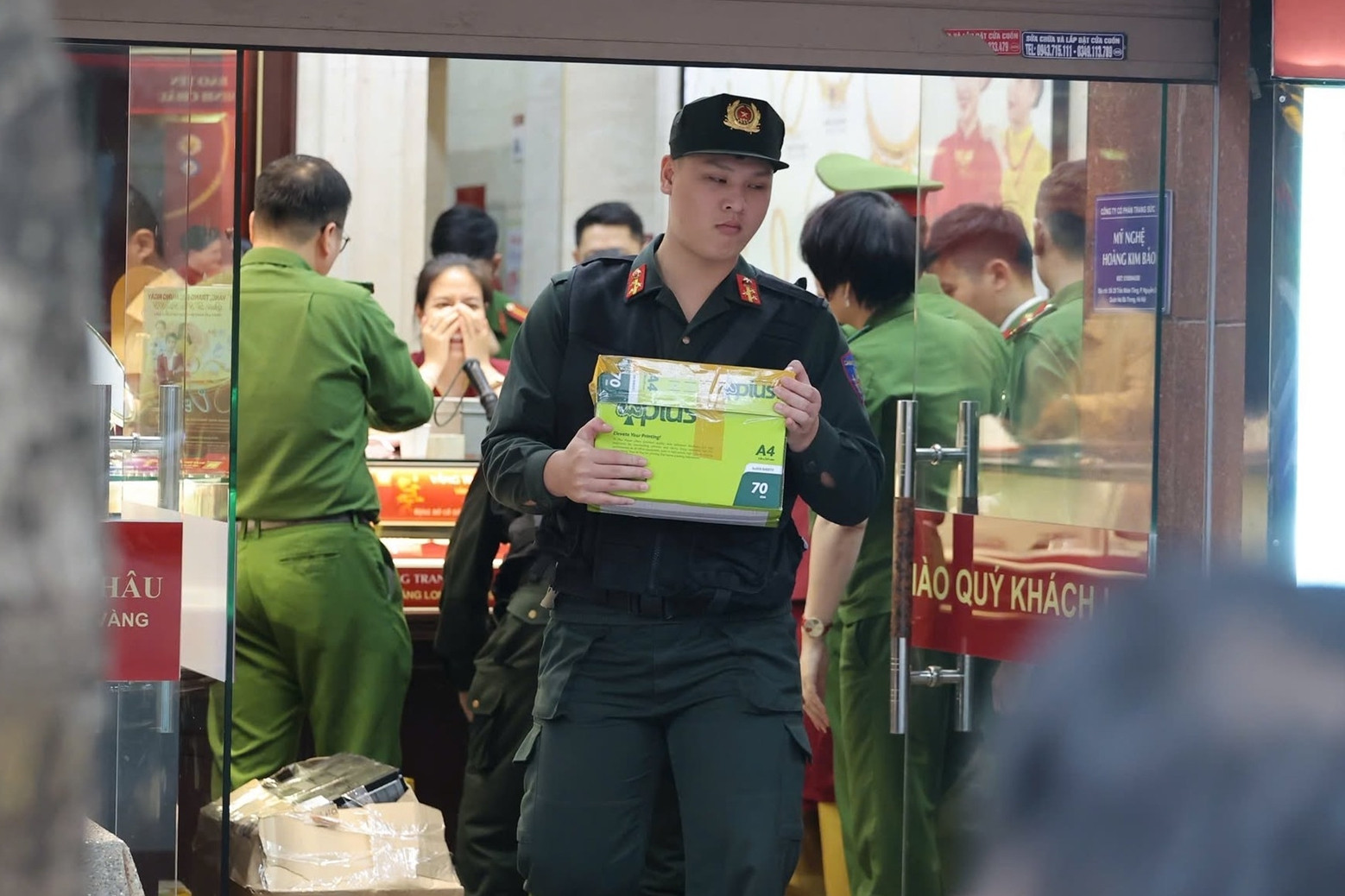 Công an xuất hiện tại cửa hàng vàng Bảo Tín Minh Châu ở Hà Nội