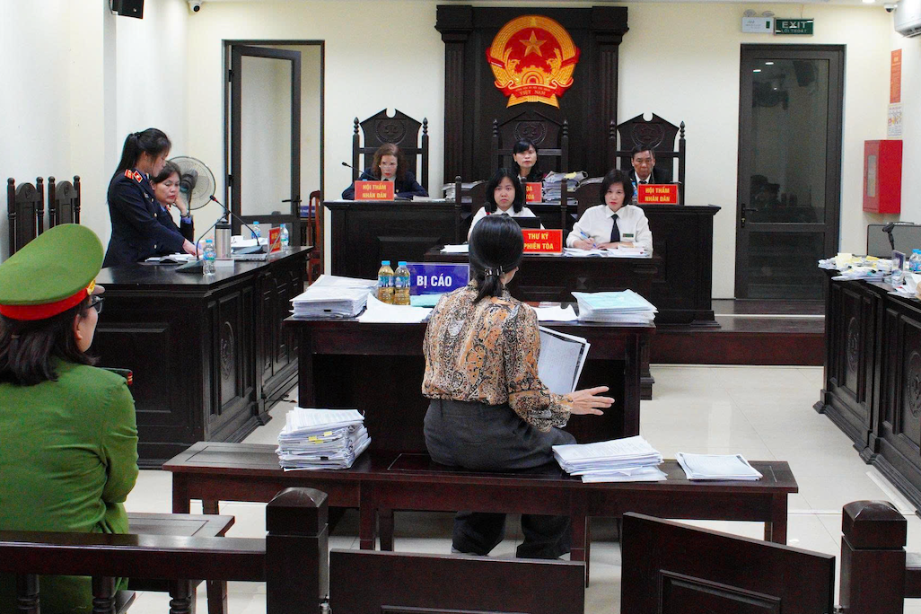 Bị cáo buộc thu vượt hơn 1 tỷ đồng tiền dạy thêm, cựu hiệu trưởng bật khóc tại tòa