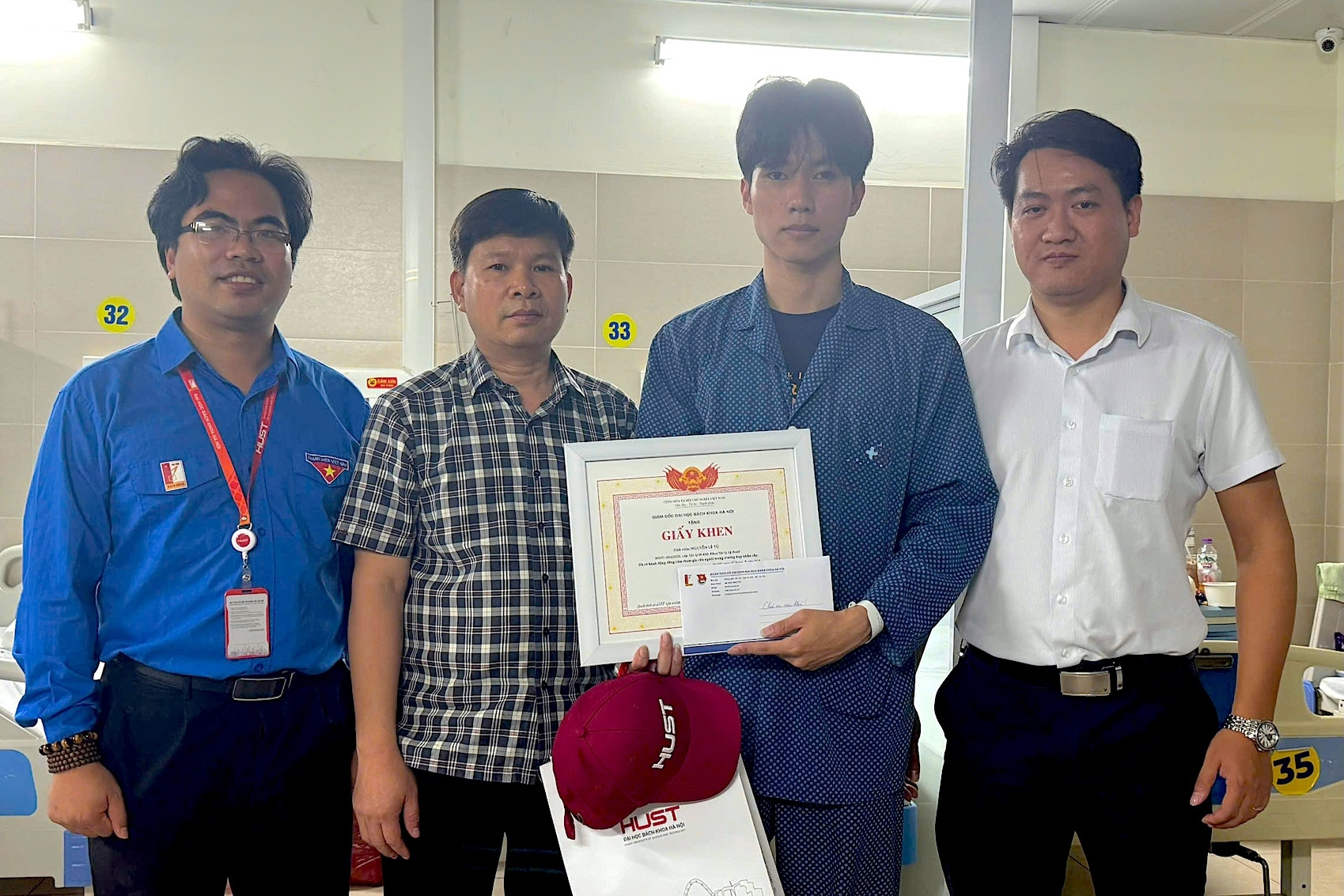 Nam sinh lao vào đám cháy cứu người được Bách khoa trao giấy khen