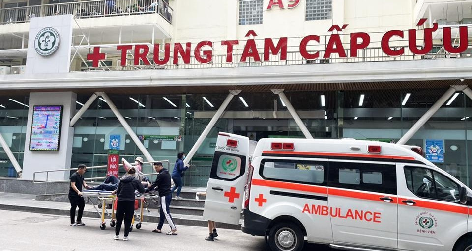 Đi bộ vào viện khám, người đàn ông 44 tuổi ngừng tim khi chờ kết quả