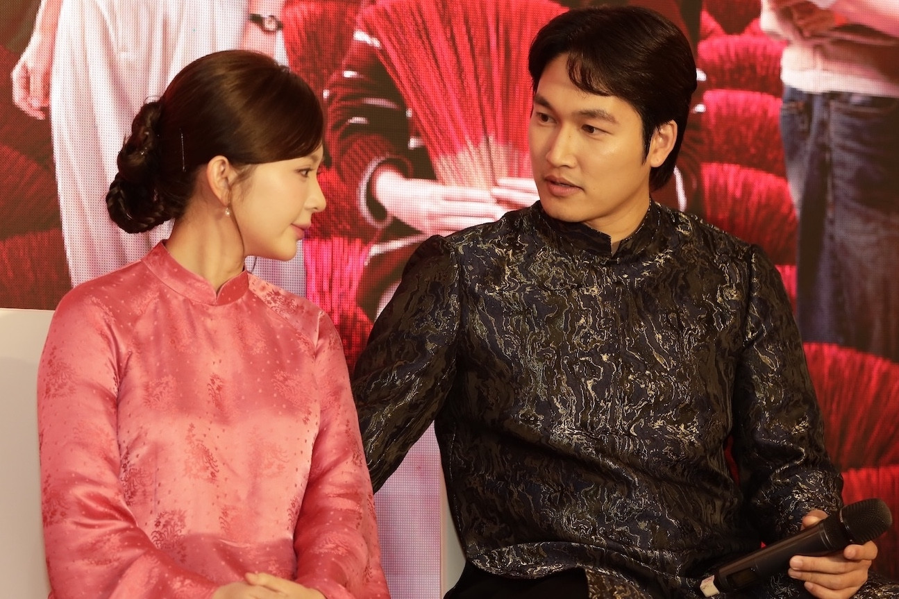 Diễn viên Đình Tú bị quay phim mắng vì nhắm mắt khi quay cảnh hôn vợ Ngọc Huyền