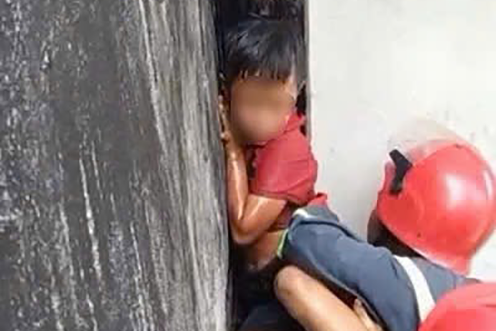 Giải cứu bé trai 9 tuổi mắc kẹt giữa hai bức tường ở TPHCM