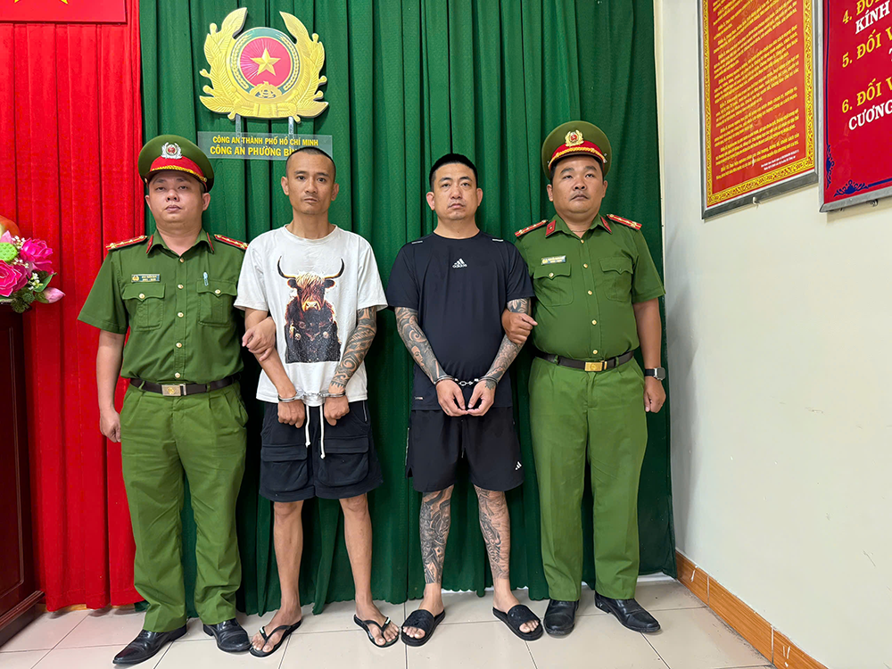 hanh hung nguoi khac 1.png