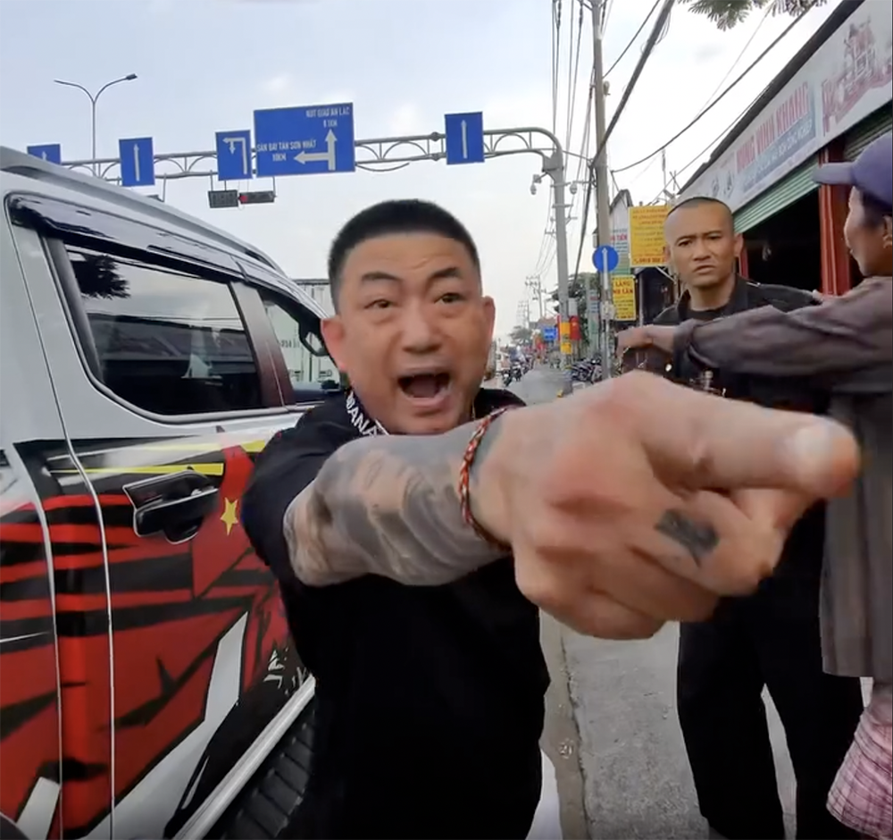 hanh hung nguoi khac 2.png