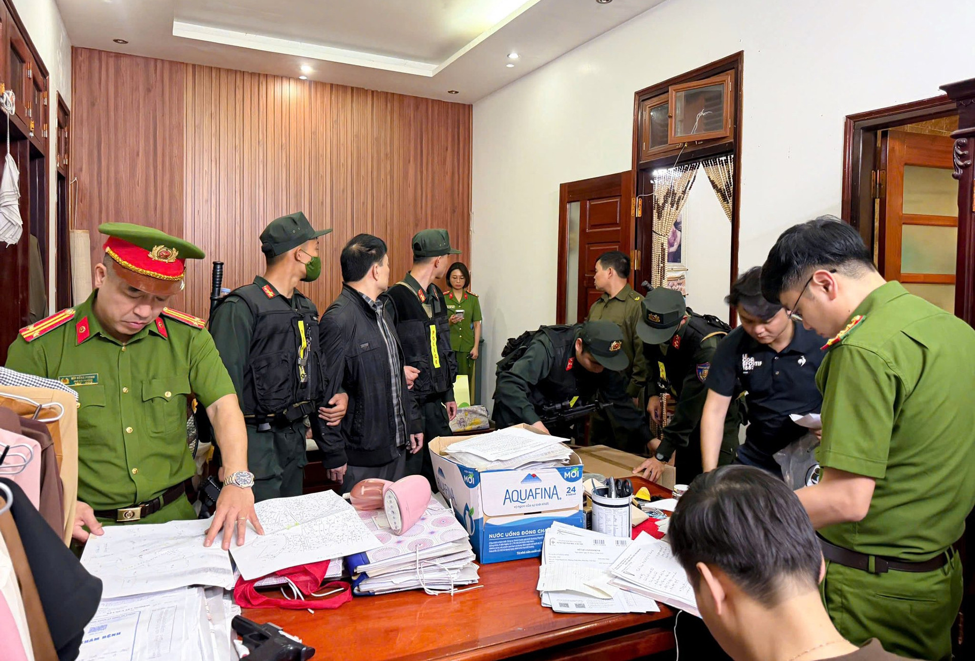 Hình ảnh cảnh sát đột kích 28 địa điểm, bắt giữ 10 đối tượng cộm cán ở Phú Thọ