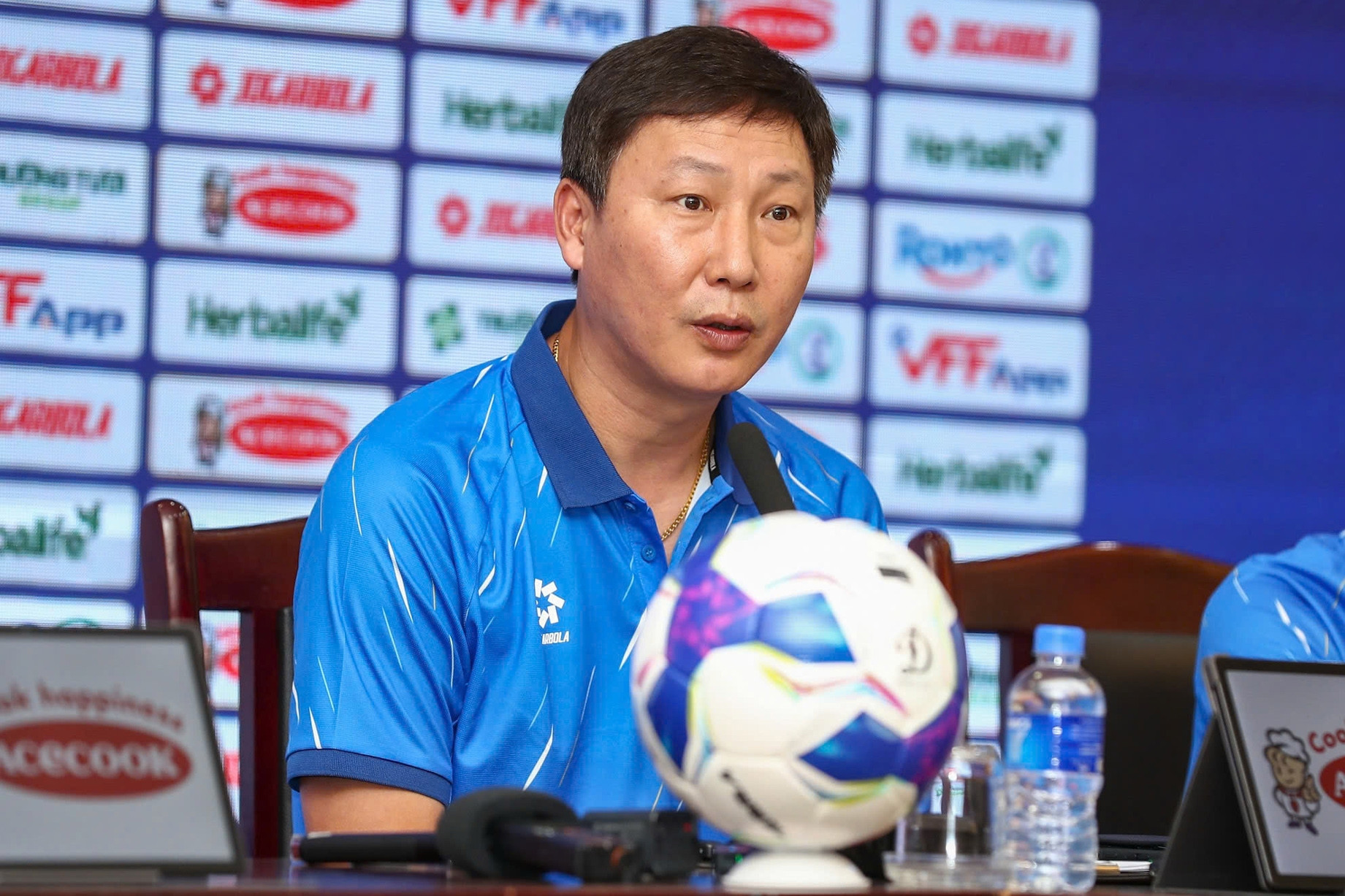 HLV Kim Sang Sik nói điều đặc biệt về Hoàng Hên, Xuân Son