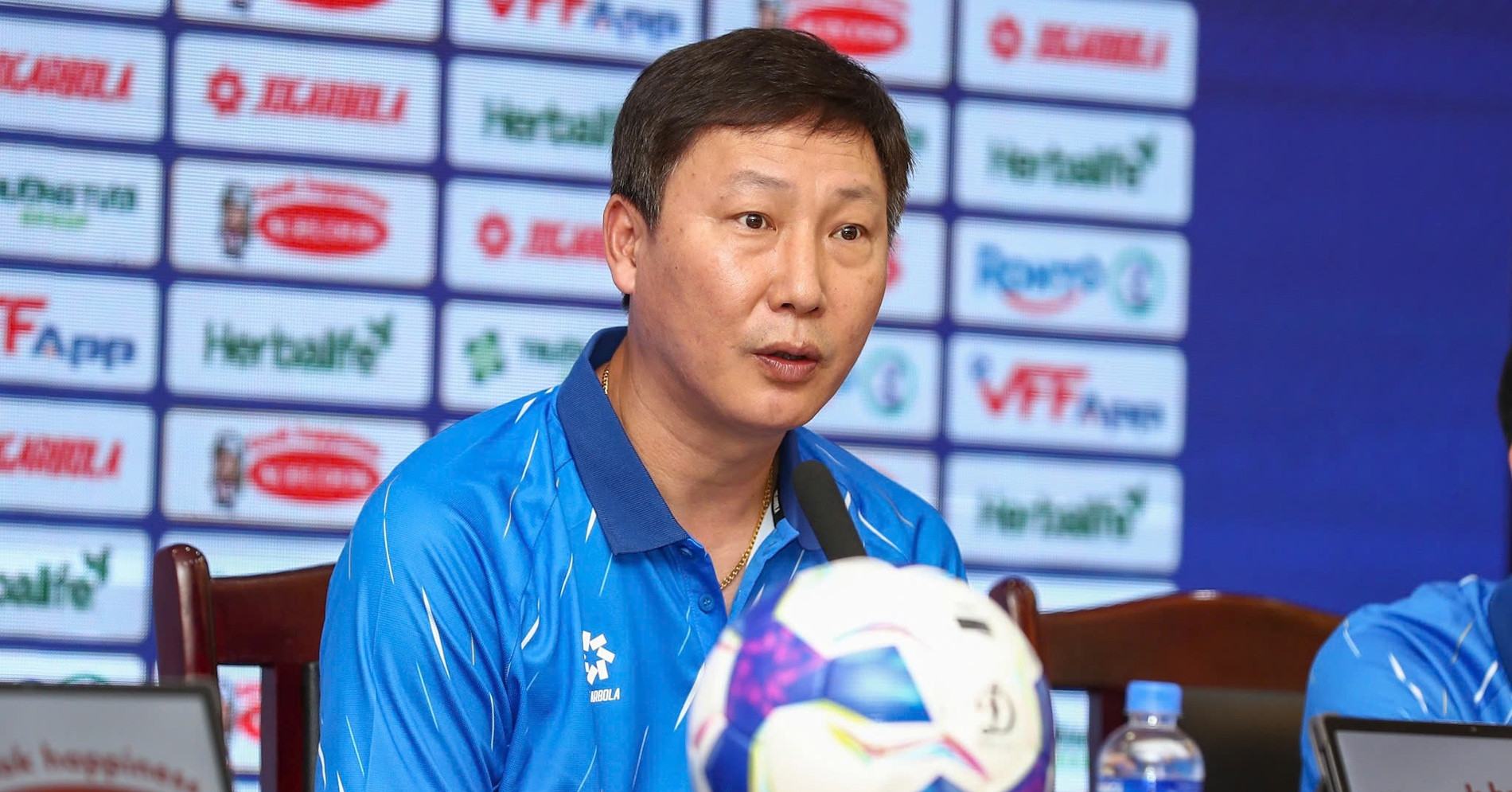 HLV Kim Sang Sik nói điều đặc biệt về Hoàng Hên, Xuân Son