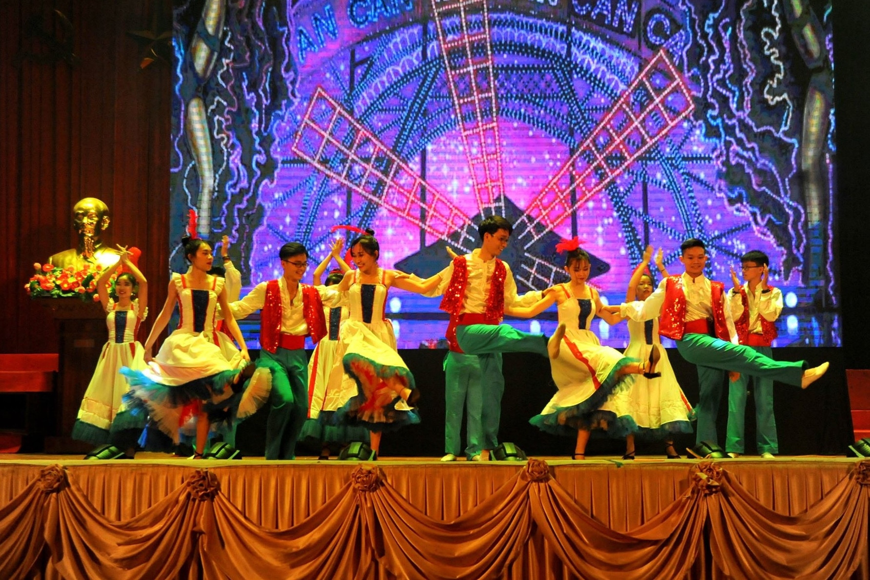 Học sinh trình diễn nghệ thuật bằng 7 ngoại ngữ khác nhau