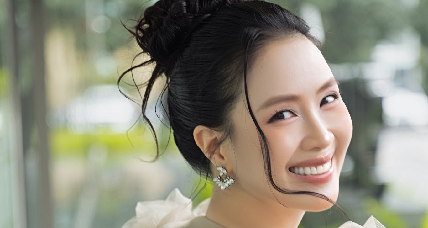 Hồng Diễm gây sốt với nhan sắc ngút ngàn ở tuổi 43, Y Nhi khoe vóc dáng sexy