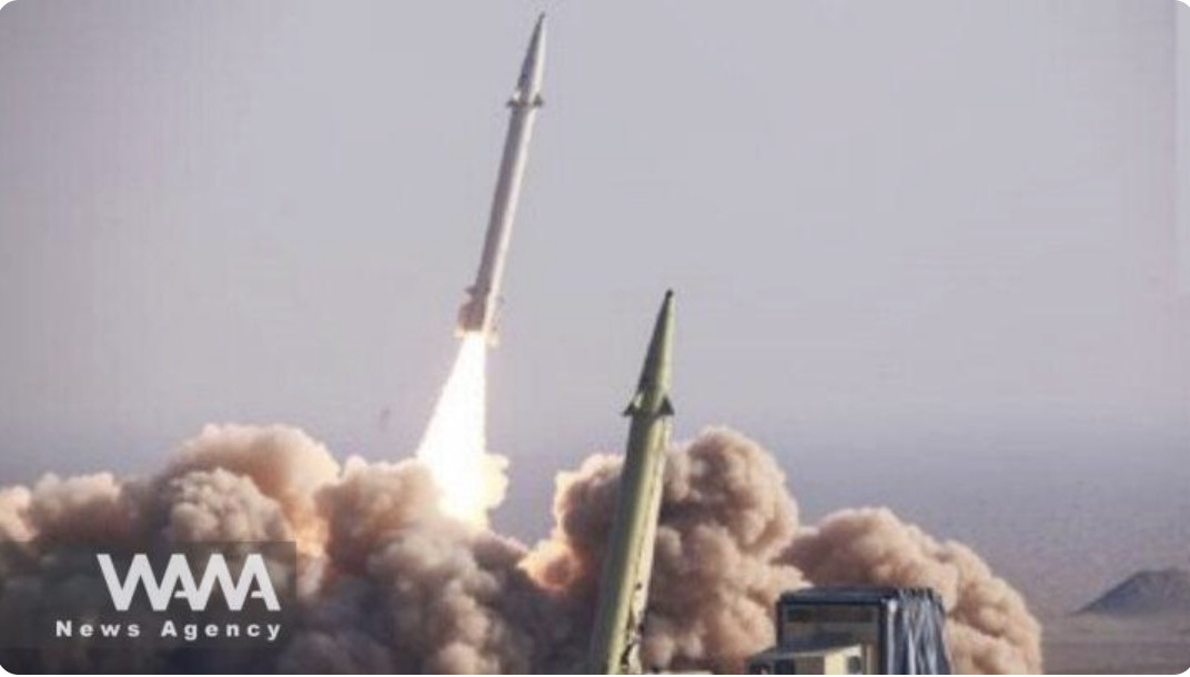 Iran nã tên lửa vào tàu sân bay Mỹ. Ảnh: WANA