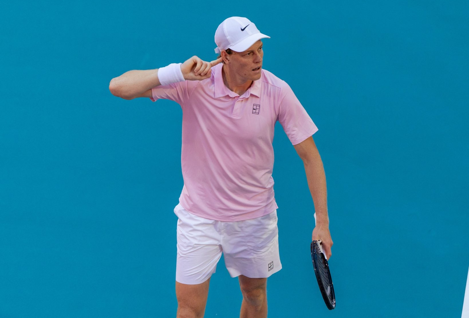 Jannik Sinner vào bán kết Miami Open sau trận đấu căng thẳng