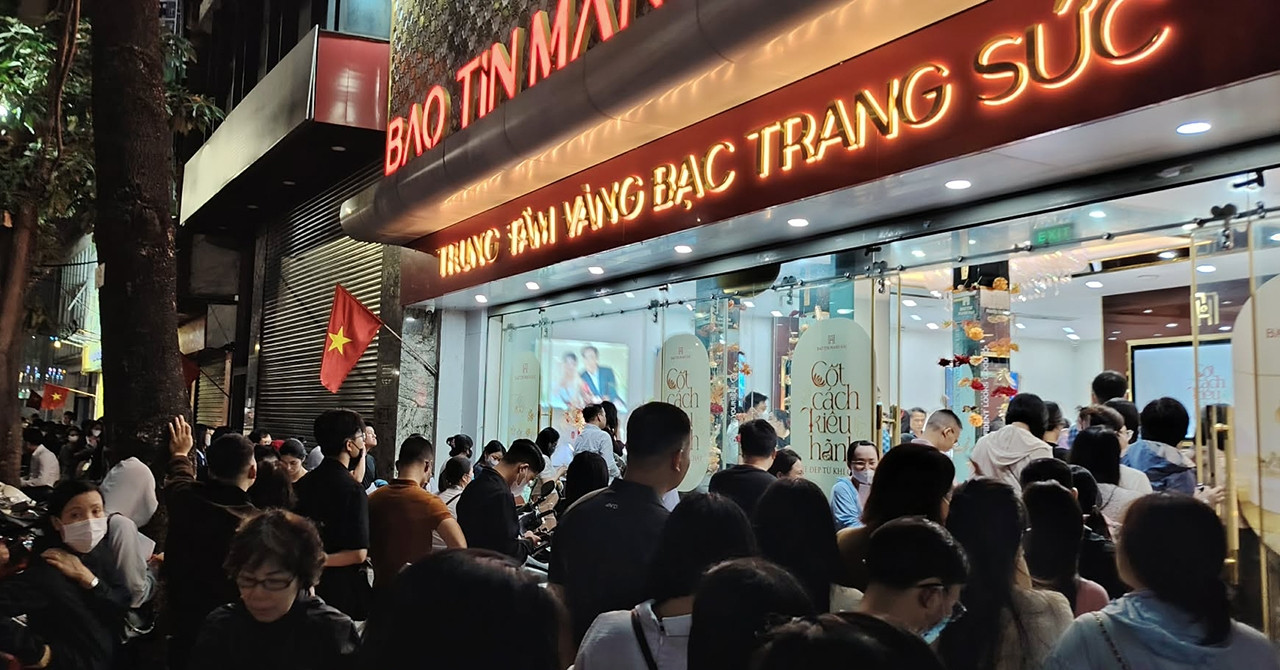 Khách hàng ùn ùn đến, xếp hàng dài chờ nhận vàng Bảo Tín Mạnh Hải dù tối muộn