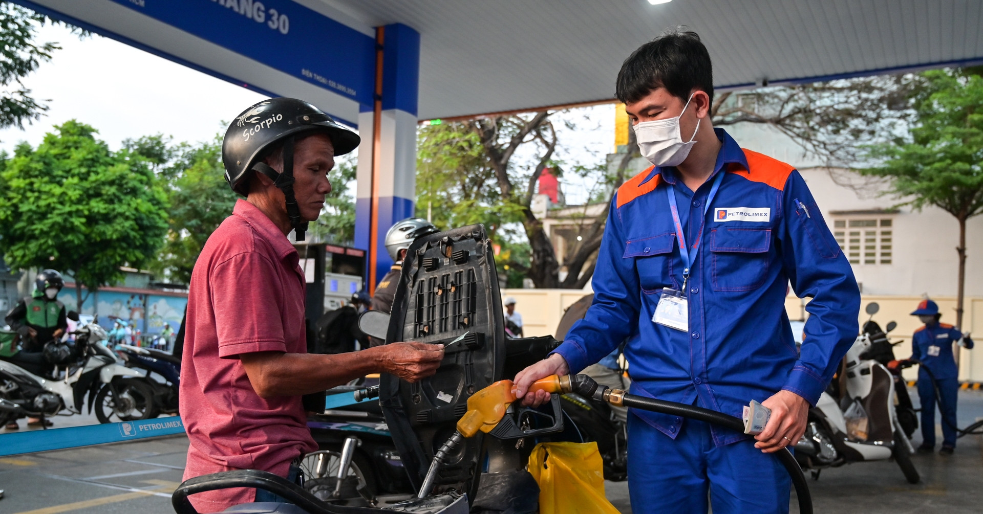 Giá xăng dầu giảm mạnh, có loại hạ tới hơn 4.00...