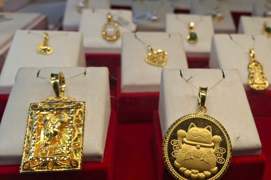 Giá vàng bật tăng 13 triệu đồng/lượng, loạt dự báo mới ra sao?