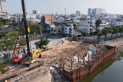 Người dân mong đường sụt lún ven kênh Tàu Hủ sớm được khắc phục