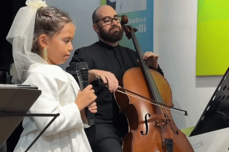 Xúc động với clip người đàn ông Mỹ chơi cello cho con gái hát 'Nhật ký của mẹ'