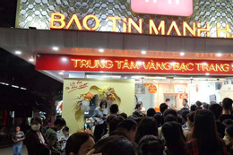 Khách ùn ùn xếp hàng dài đợi nhận vàng Bảo Tín Mạnh Hải dù tối muộn