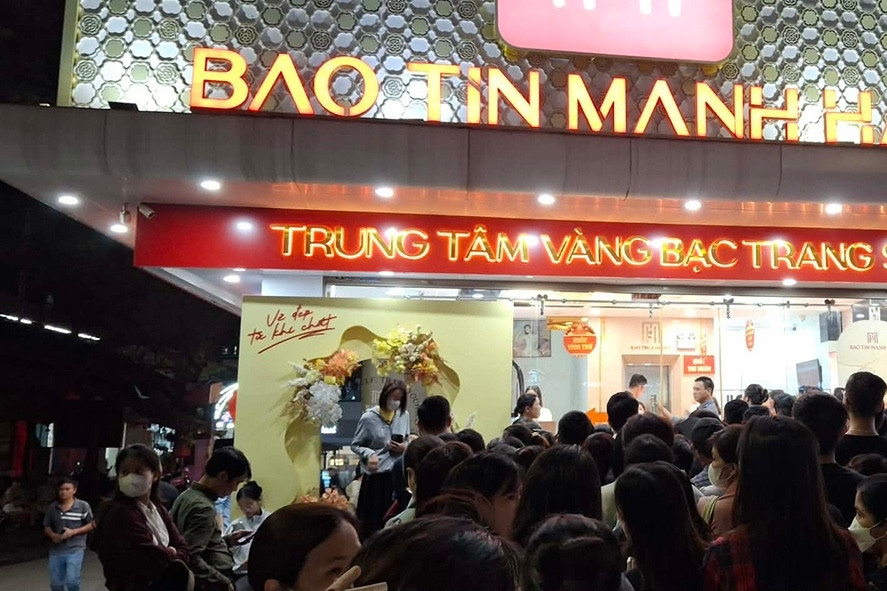 Khách ùn ùn xếp hàng dài đợi nhận vàng Bảo Tín Mạnh Hải dù tối muộn