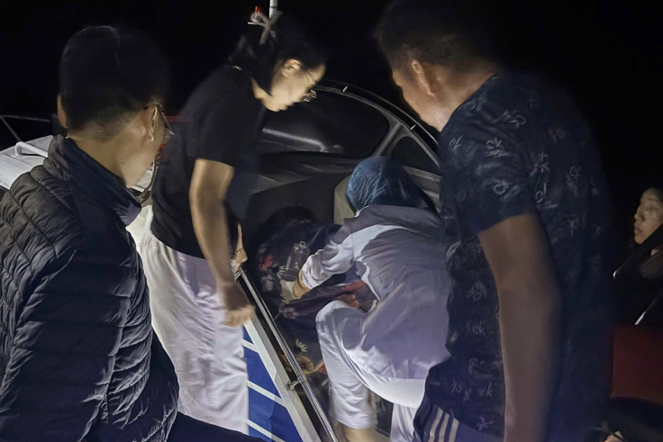 Nửa đêm, bác sĩ đi xuồng vượt biển cứu mạng 2 người