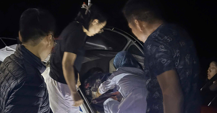 Nửa đêm, bác sĩ đi xuồng vượt biển cứu mạng 2 người