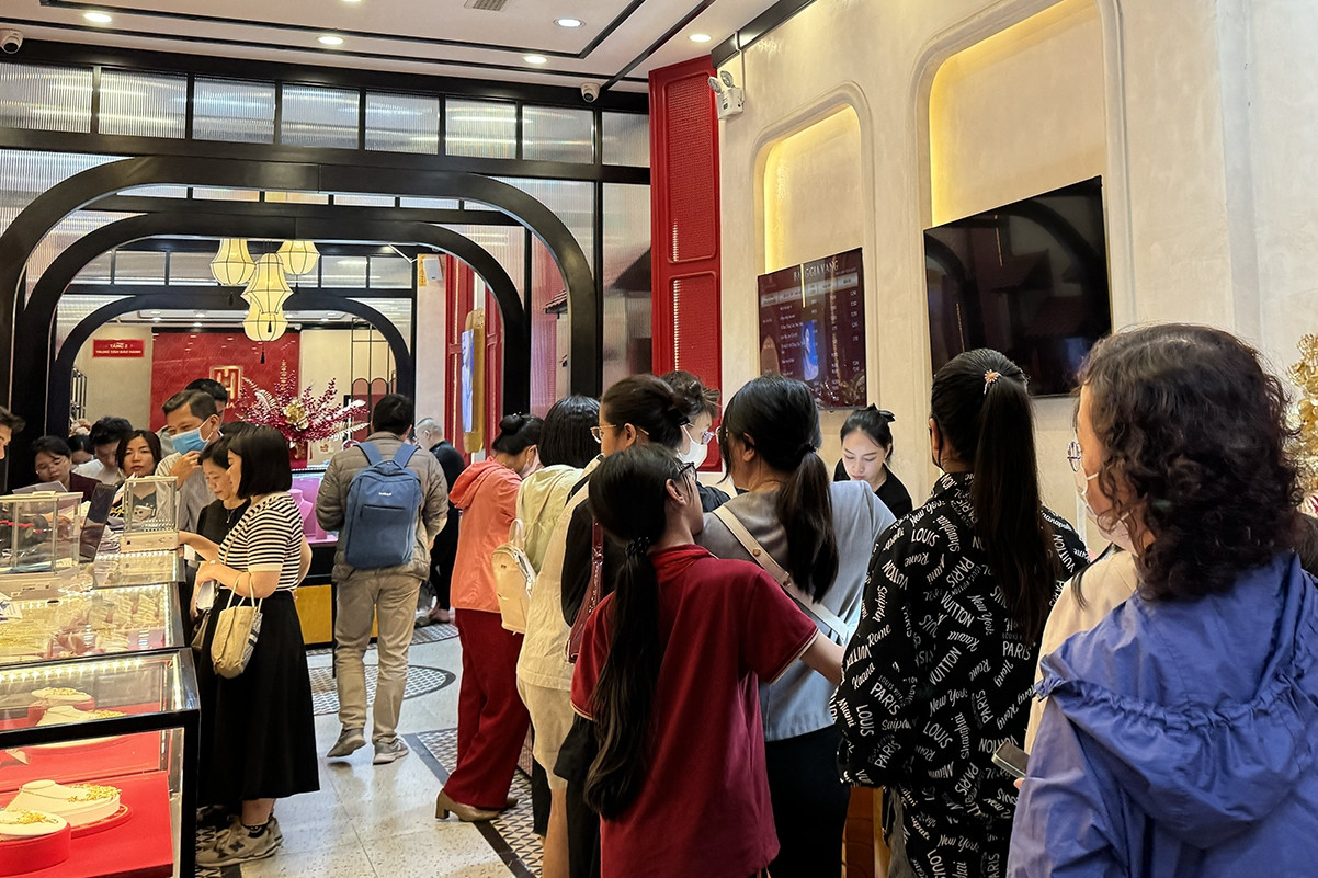 'Phố vàng' Trần Nhân Tông vắng lặng ngày cửa hàng Bảo Tín Minh Châu tạm đóng cửa