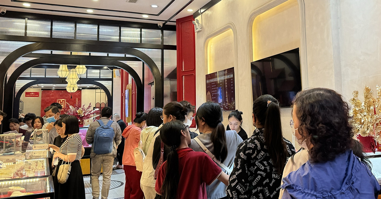 "Phố vàng" Trần Nhân Tông vắng lặng ngày cửa hàng Bảo Tín Minh Châu tạm đóng cửa