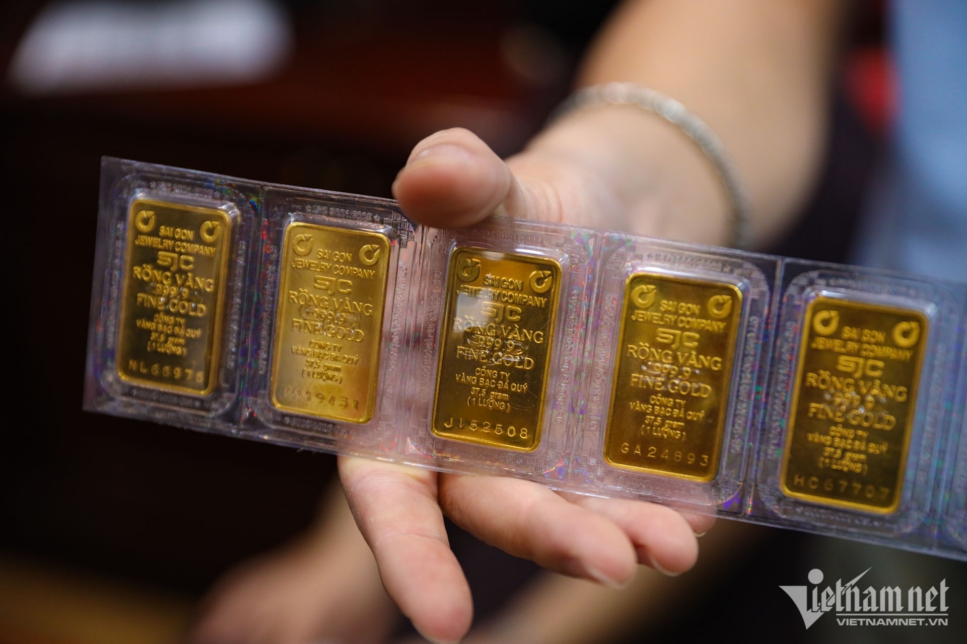 Vàng nhẫn hết sạch từ sáng, nở rộ dịch vụ đăng ký mua hộ vàng SJC