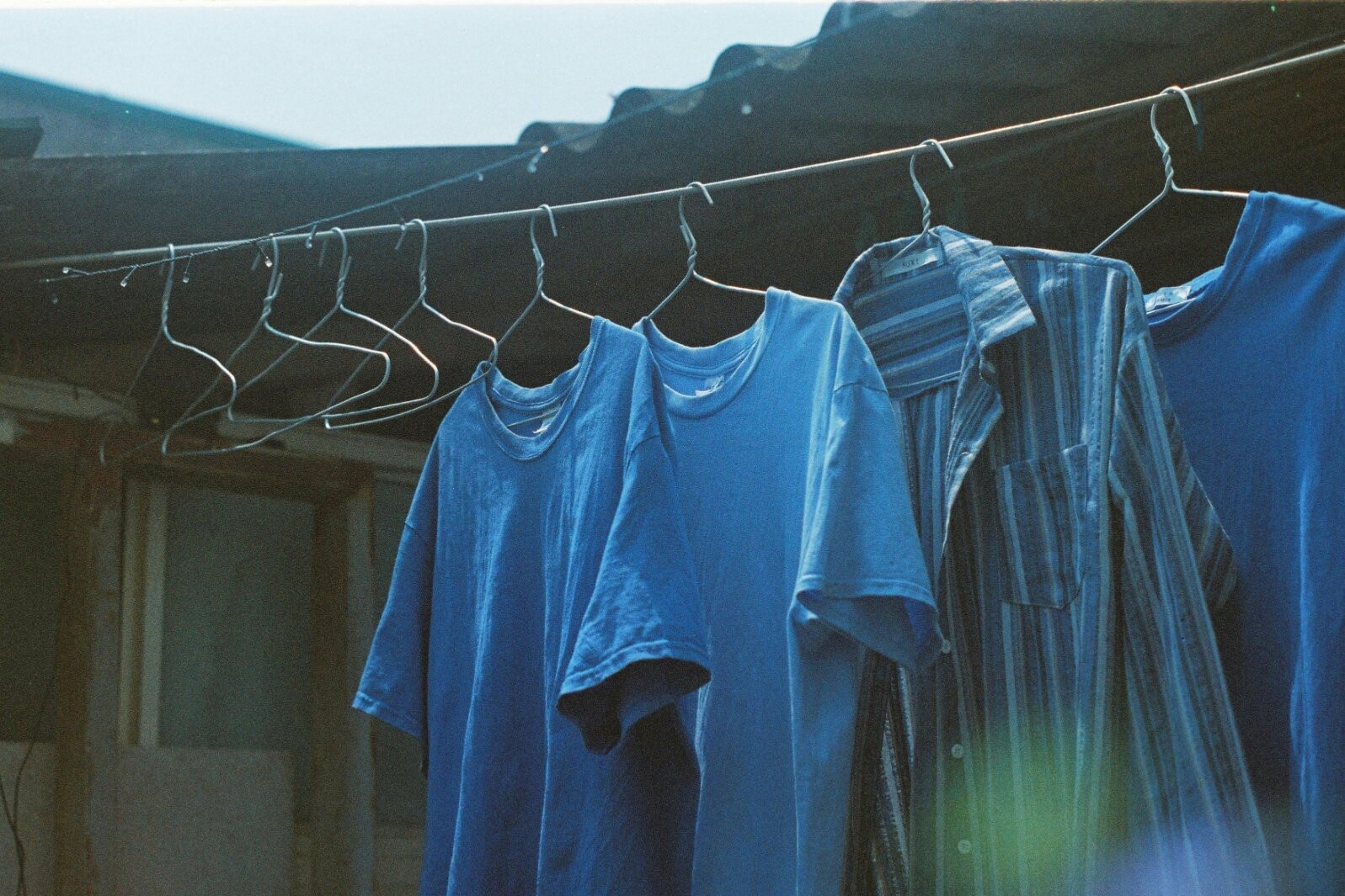 Vì sao người xưa dặn không phơi quần áo ngoài sân đêm?