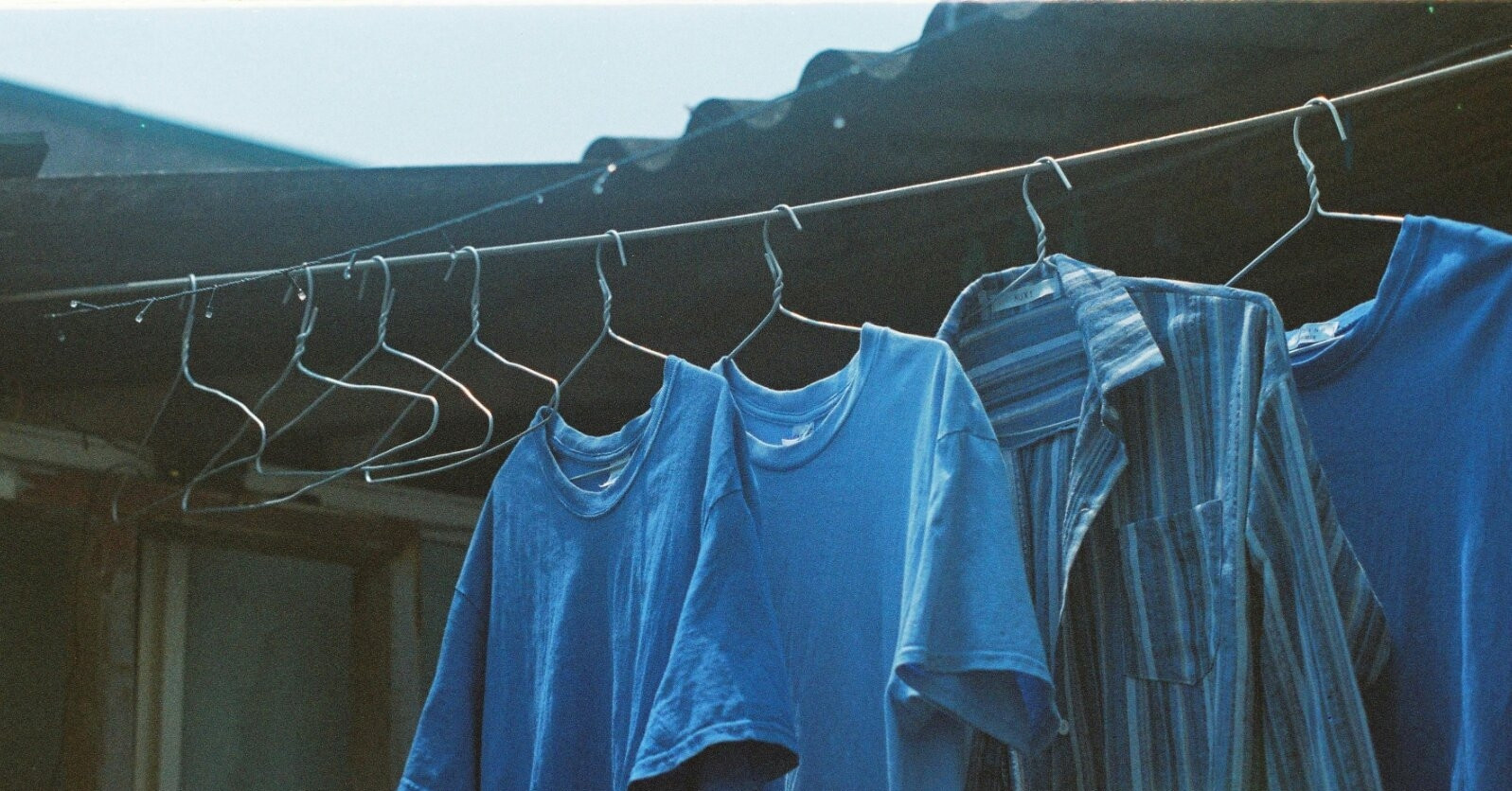 Vì sao người xưa dặn không phơi quần áo ngoài sân đêm?