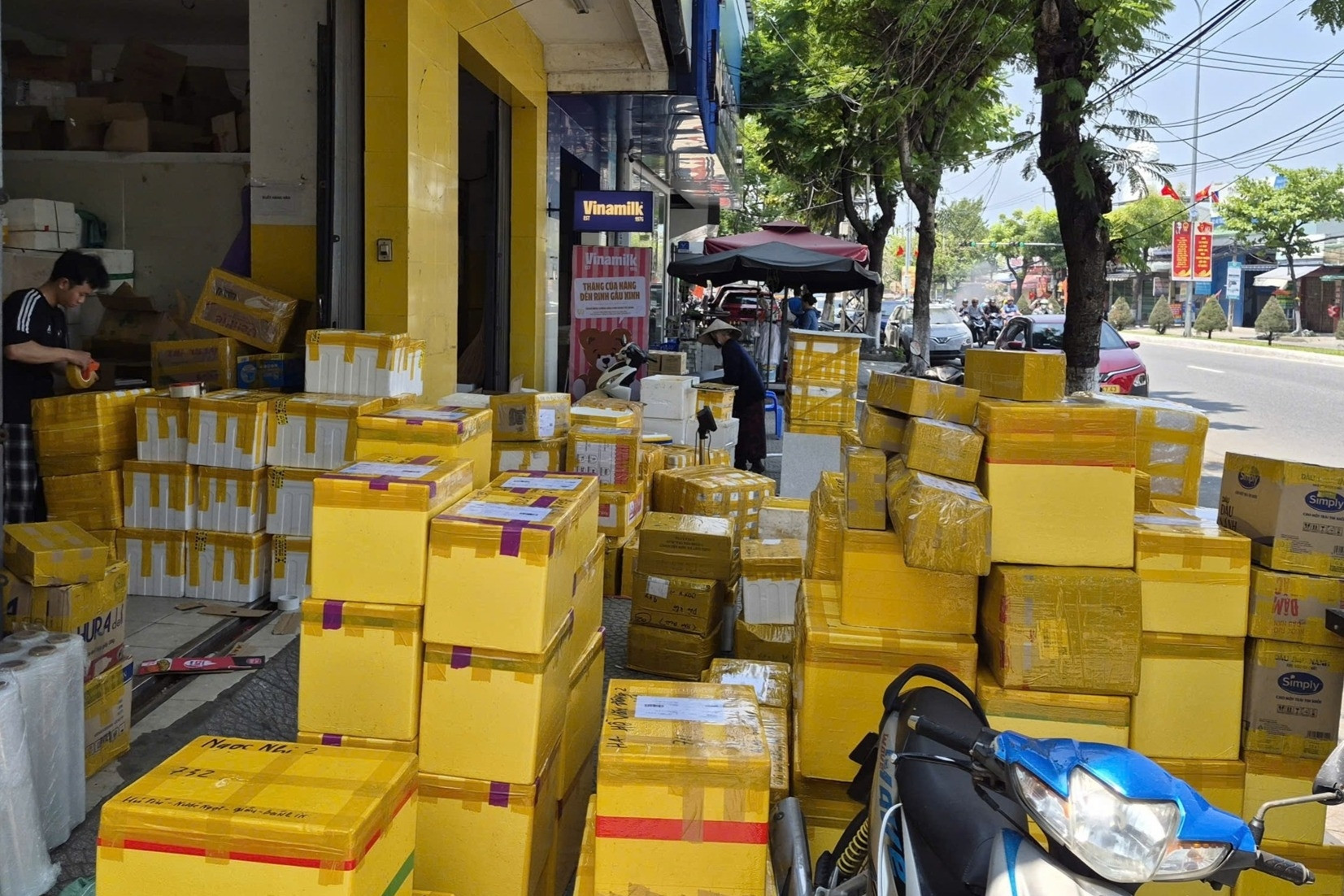 Cảnh tượng trên vỉa hè Đà Nẵng trước giờ cấm kinh doanh