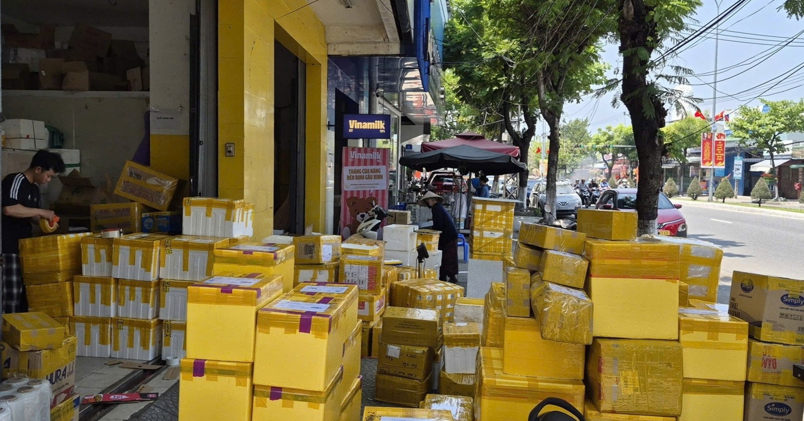 Cảnh tượng trên vỉa hè Đà Nẵng trước giờ G