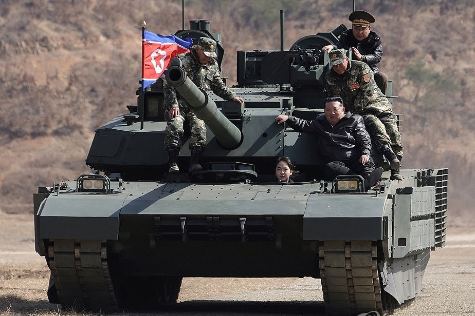 Con gái ông Kim Jong Un 13 tuổi lái xe tăng Chonma-2 - siêu vũ khí chống drone, công nghệ APS