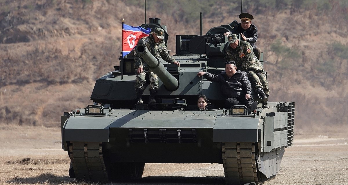 Con gái ông Kim Jong Un 13 tuổi lái xe tăng Chonma-2 - siêu vũ khí chống drone, công nghệ APS