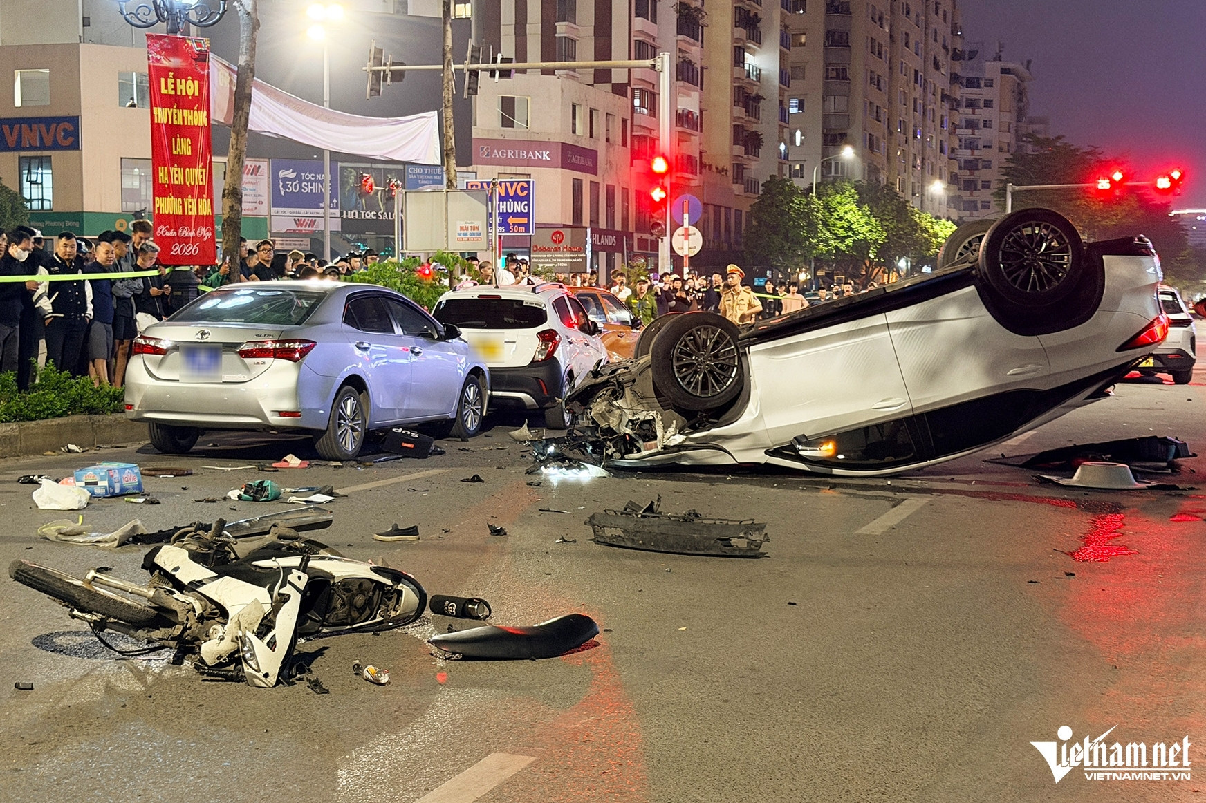 Bản tin sáng 26/3: Nguyên nhân ban đầu vụ ô tô Lexus tông loạt xe ở Hà Nội