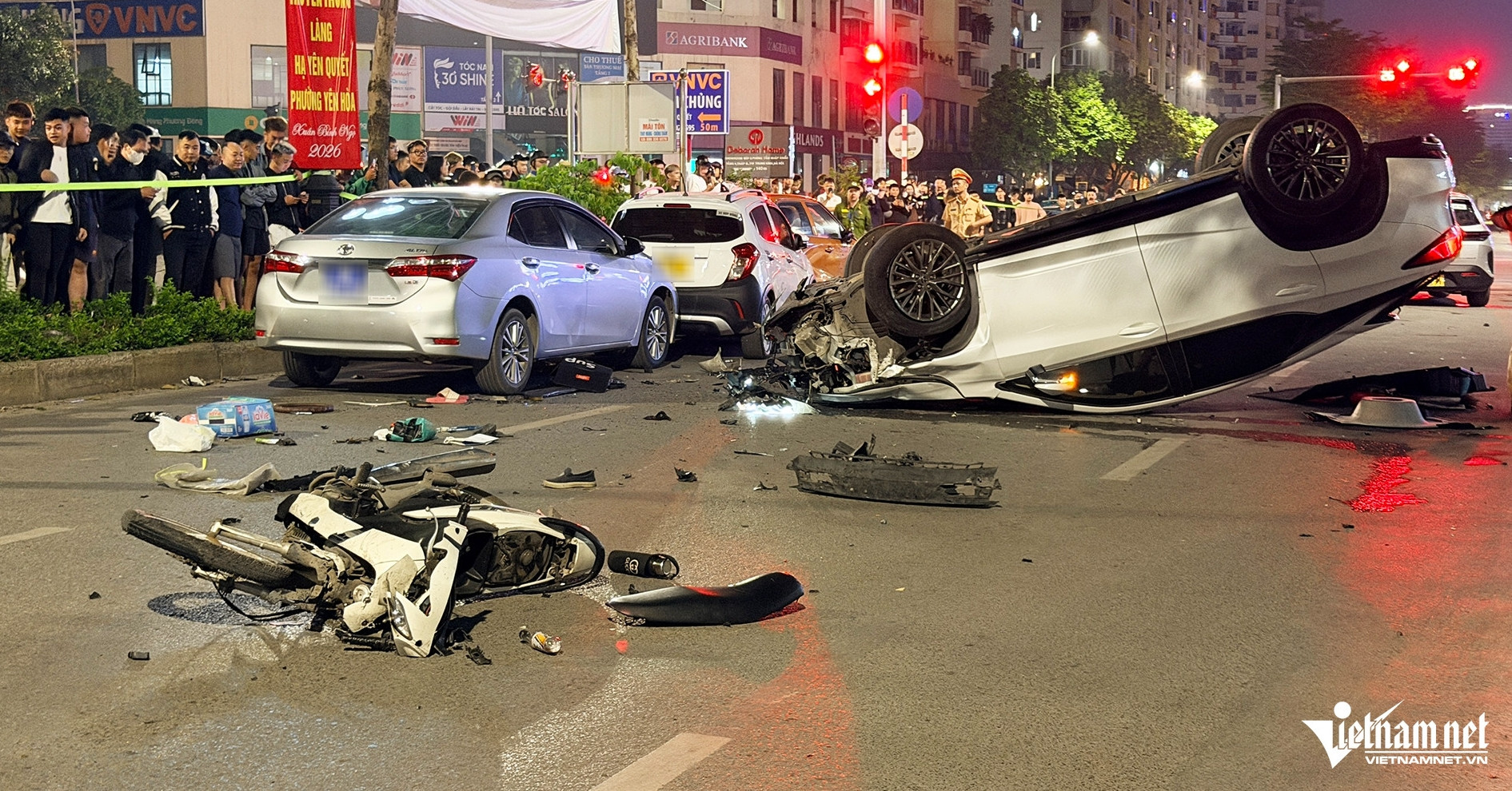 Nguyên nhân ban đầu vụ ô tô Lexus tông loạt xe ở Hà Nội: Tài xế mất lái