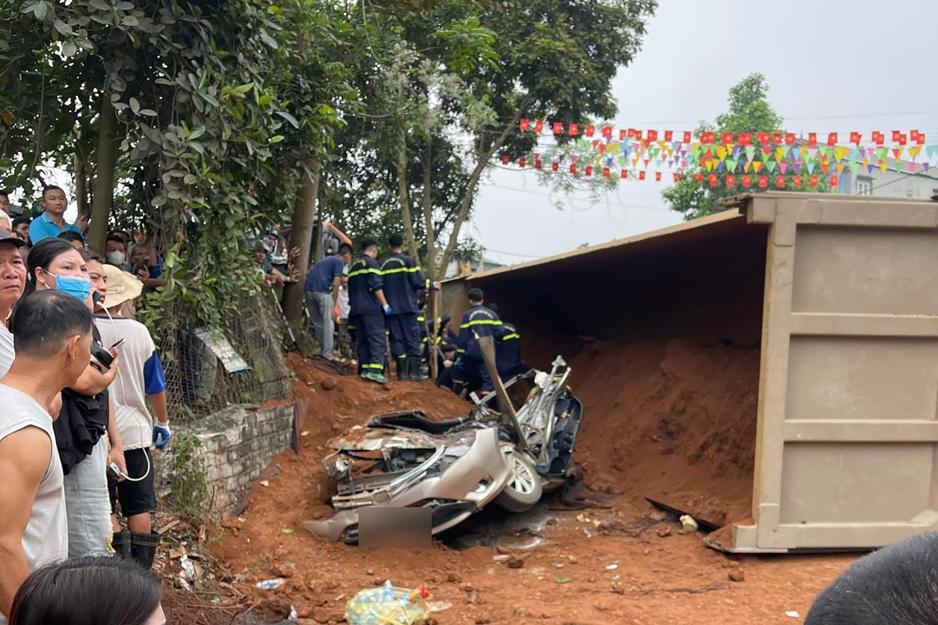 Xe đầu kéo lật, đè bẹp ô tô con và xe máy khiến 2 phụ nữ tử vong