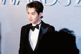 8. Gemini Hùng Huỳnh xuất hiện với vẻ ngoài bảnh bao trong bộ tuxedo đen cao cấp, hoàn thiện diện mạo lịch lãm cho đêm tiệc danh giá.jpg