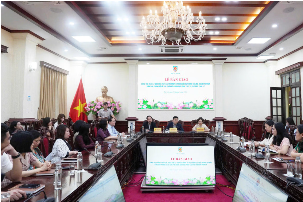 Bàn giao công tác quản lý báo chí, truyền thông trong Bộ Tư pháp
