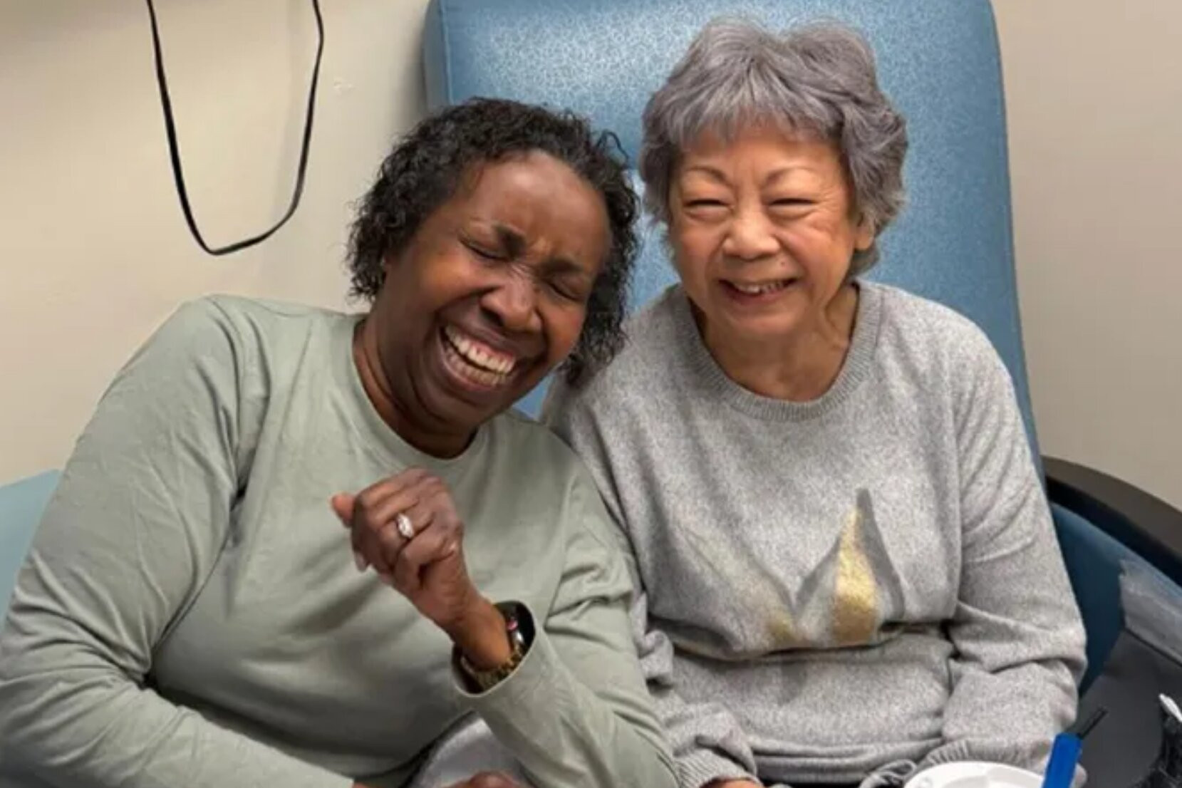 Bạn thân 50 năm luôn kề bên khi bạn mắc ung thư, cùng đi hoá trị