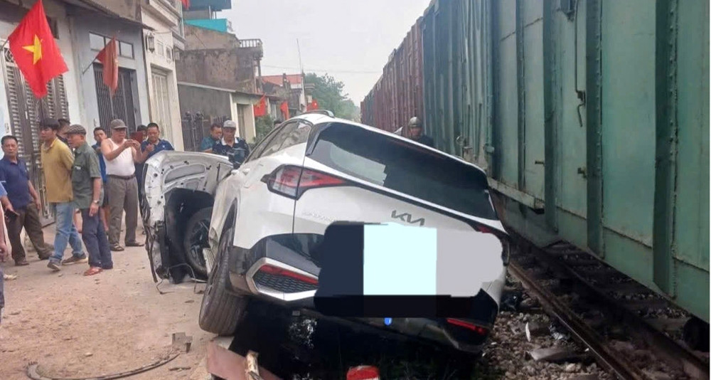 Băng qua lối đi tự mở, ô tô bị tàu hỏa tông nát đầu xe