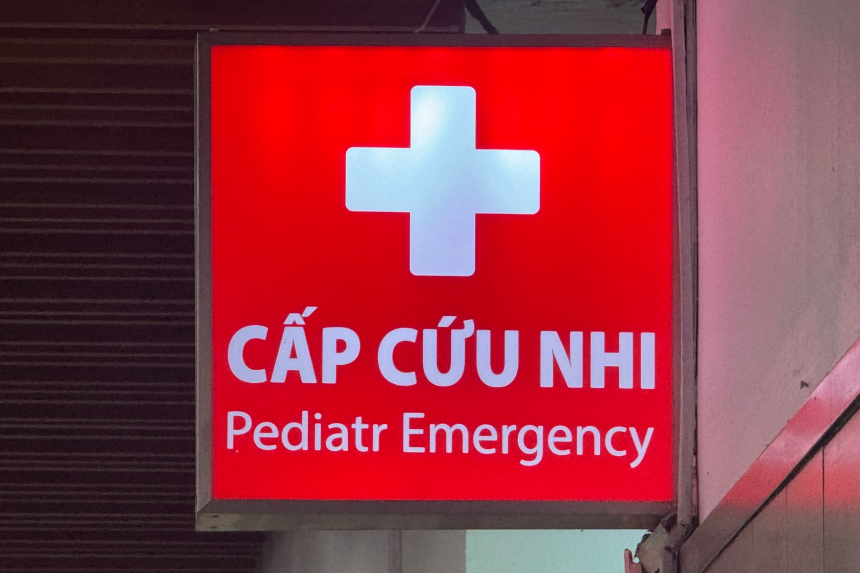 Bé gái ngừng tim sau khi ngã vào xô nước