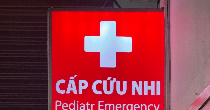 Bé gái ngừng tim sau khi ngã vào xô nước