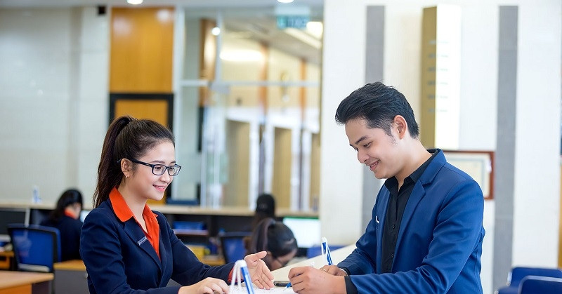 Biến động xăng dầu: Ngân hàng đầu tiên cho nhân viên linh hoạt làm online