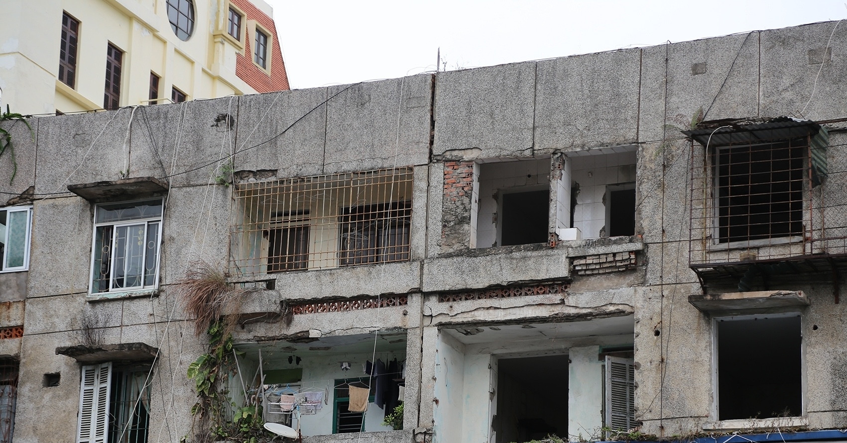 Cảnh sống khó tưởng tượng trong chung cư 40 năm tuổi cũ nát ở Quảng Ninh